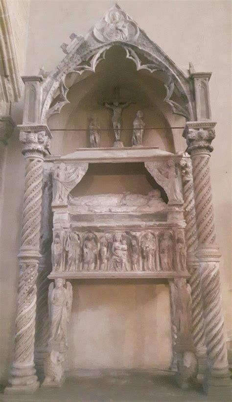 November 1328 in neapel, 1309 herzog von kalabrien, erbprinz von sizilien, 1326 fürst von florenz, vizekönig von neapel, bestattet im kloster santa chiara (neapel); Monumento funebre a Carlo, duca di Calabria. Chiesa di ...