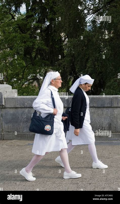 French Nuns Hi Res Stock Photography And Images Alamy