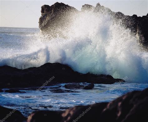 Waves Crashing On The Rocks — Stock Photo © Londondeposit 33822109