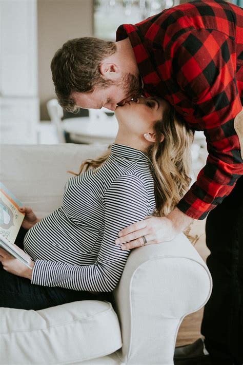 intimate and cozy maternity session at home