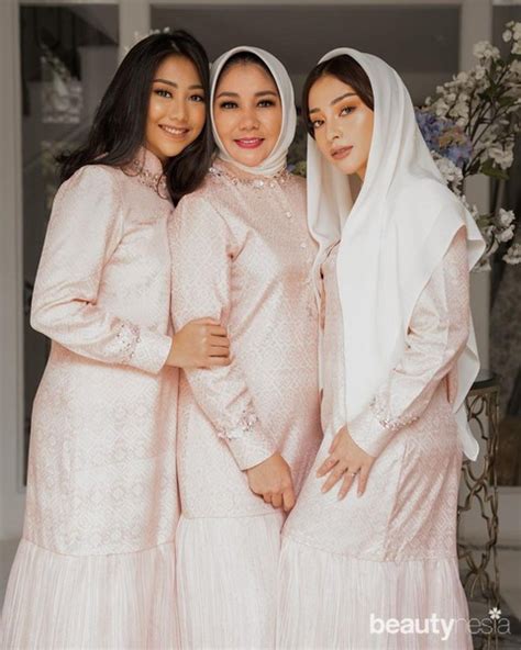 Nah, itu dia sederet model baju seragam lebaran keluarga artis indonesia yang bisa contek. Simpel Hingga Elegan, 10 Gaya Fashion Keluarga Artis Indonesia di Hari Lebaran