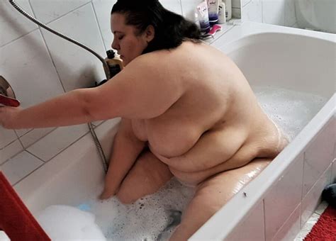 Fat Slut Meli Bathroom Shots Nuded Photo