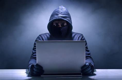 Hacker Usando Laptop Hackear Internet Foto Premium