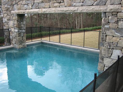 Door een afneembaar zwembadafscheiding rondom uw zwembad toe te voegen. www.protectachild.com Tranquility at its finest & a nice pool fence! #pool #fence #poolfence # ...