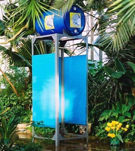 Place the shower on top of the blocks, with the spigot end at the rear of the car. http://www.inmyroom.ru/posts/dacha-50-idey-dlya-letnego-dusha | Outdoor shower, Solar shower ...