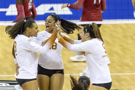 Light The Tower Texas Beats Louisville To Claim First Ncaa Volleyball