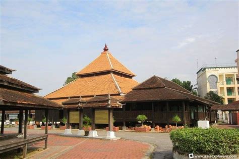 Catatan sejarah mengatakan masjid tua kampung laut berusia lebih 300 tahun, menjadikan antara masjid kayu tertua di malaysia, bahkan mungkin di nusantara. Serenemaklong: Masjid Kampung Laut Nilam Puri