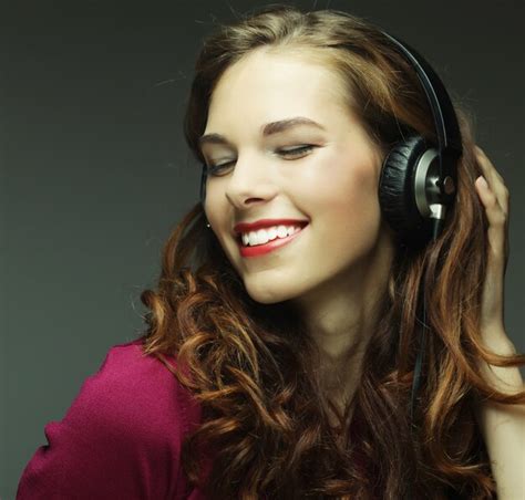 Premium Photo Young Woman With Headphones Listening Music