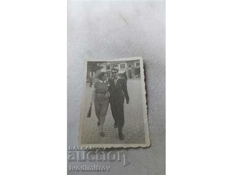 Снимка София Мъж и жена на разходка Стари снимки Изделия от хартия balkanauction