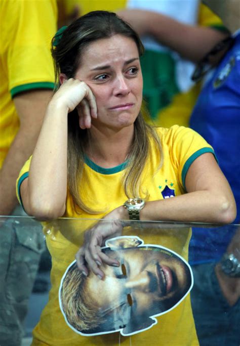 欠場したネイマールのお面を手にしたブラジルのサポーターは歴史的大敗に涙を浮かべた＝上田潤撮影 2014ワールドカップ ブラジル対ドイツ（準決勝）（18 18） の写真｜朝日新聞デジタル
