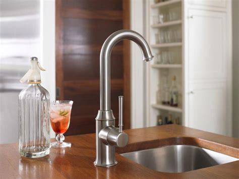 Most sinks will have two valves, one for hot water and one for cold. How to quickly repair a leaky kitchen tap - TopsDecor.com