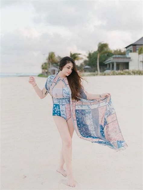 Pose Pakai Swimsuit Celine Evangelista Bikin Iri