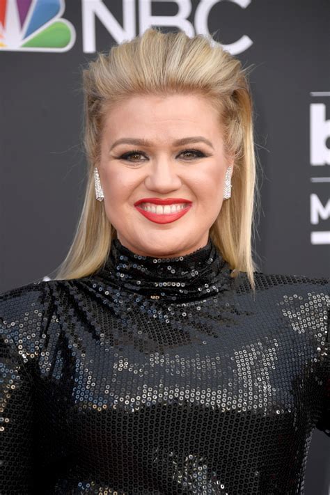 2019 Billboard Music Awards Kelly Clarkson Red Carpet Photos