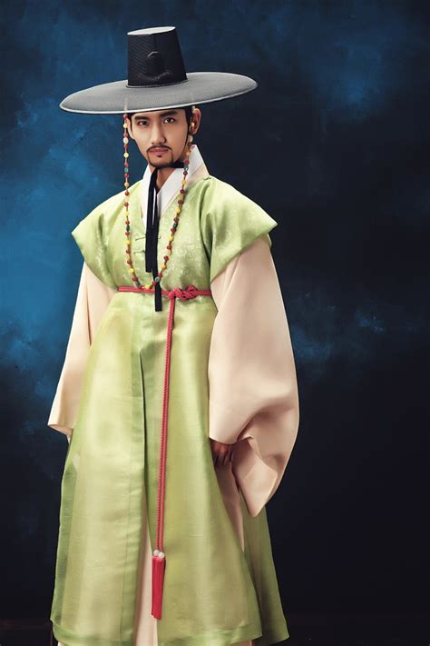 Official Character Stills and Teaser Trailer for the Scholar Who Walks
