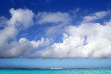 Cumuluswolken In Blauwe Hemel Over Waterhorizon Stock Afbeelding