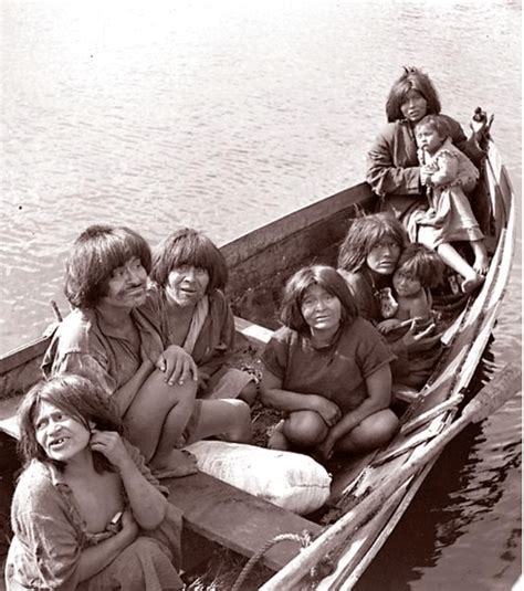 Fotografía Titulada Por De Agostini Indios Alacalufes En Su Canoa