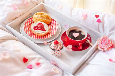 Von rosa cake pops in herzform, über valentinstags pralinen selber machen mit geschenkbox, bis hin zum valentinstag kuchen in herzform ist alles dabei. Ideen für Valentinstags-Überraschung: Frühstück mit Herz