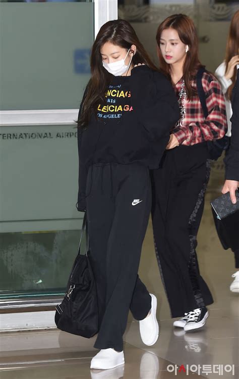See blackpink jennie airport photos below from news media and jennie fansite on september 30, 2018. BLACKPINKジェニの空港ファッションまとめ【2019/2020年最新版】