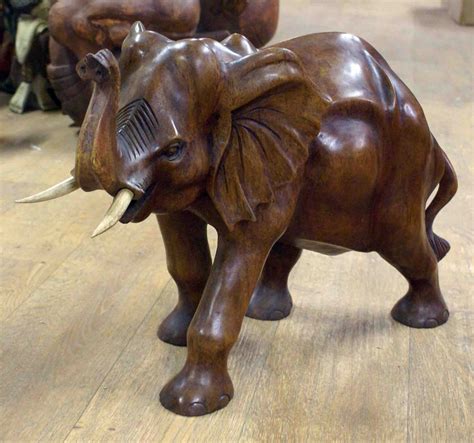 ELEPHANT sculpté en bois de suar - H : 40 cm