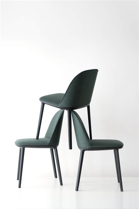 Vitra softshell chair, designed by ronan & erwan bouroullec, 2008, is based on a type of seat family but full of new energy. Softshell side chair by Vitra | STYLEPARK