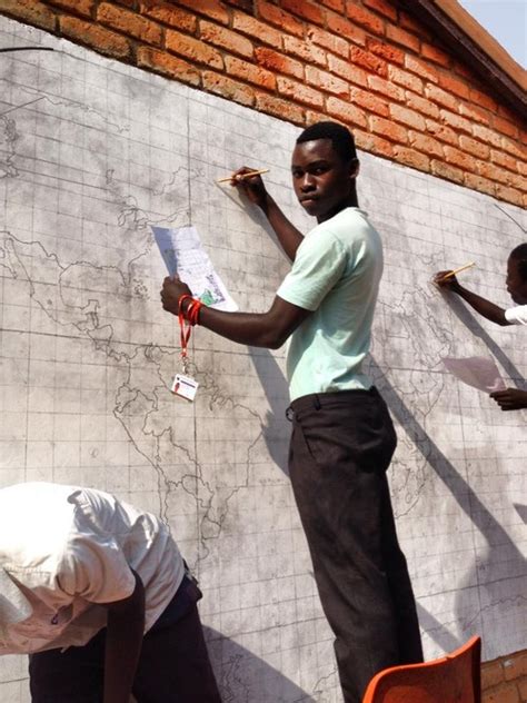 colÉgio na África produz um mapa mundi na parede