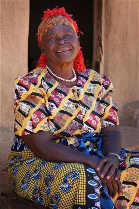 Granny Sarah La Abuela Africana De Obama Pone A Punto Su Televisor