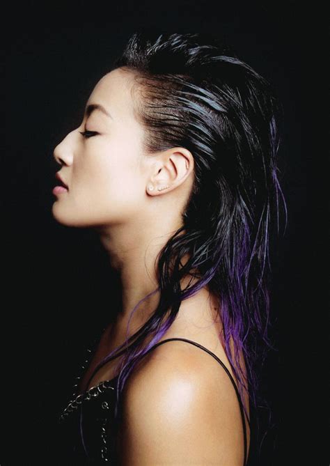 Depending on texture, hair can appear to be black in color but if you inspect under a magnifying glass or microscope, you'll see this is not the case. How to Re-create the "Wet Hair" Look That's Everywhere