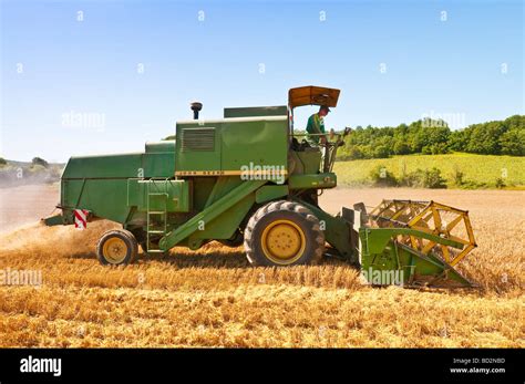 30 Year Old John Deere 955 Combine Harvester Sud Touraine France