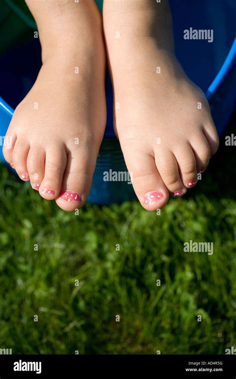 Junge Mädchen Füße Fotos Und Bildmaterial In Hoher Auflösung Alamy