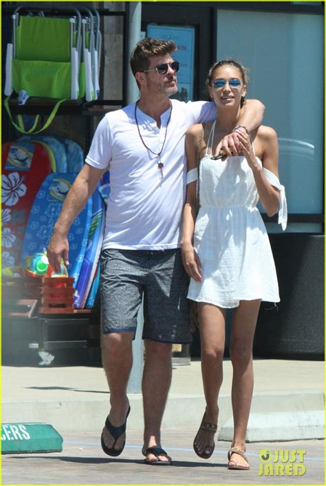 Photo Robin Thicke And Girlfriend April Love Geary Cant Keep Their Hands Off Each Other 20