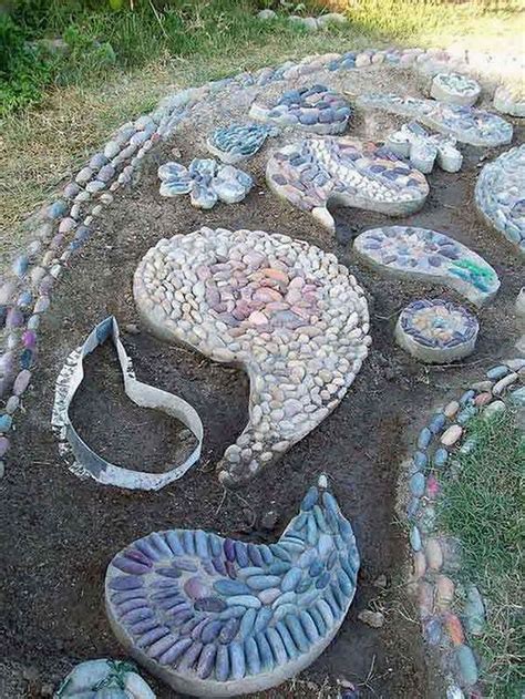 Creative Diy Stepping Stones Projects In 2020 Mosaic Walkway