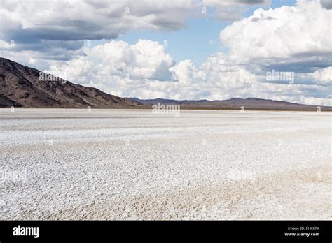 Drought Stricken Dry Lake Bed In California S Mojave Desert National Preserve Stock Photo Alamy