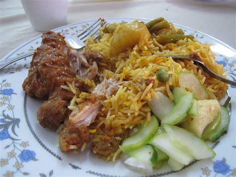 Nasi beriyani cafe cerita kambing memang sangat lembut, wangi dan sedap! Fighting Fish Dress: Nasi Beriani Kambing lauk ayam rendang.
