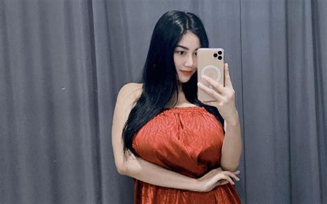 Mirror Selfie Pamela Safitri Pose Pakai Kemben Merah Bikin Netizen Pusing Okezone Lifestyle