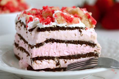 Strawberry Crumble Ice Cream Cake Bitz And Giggles