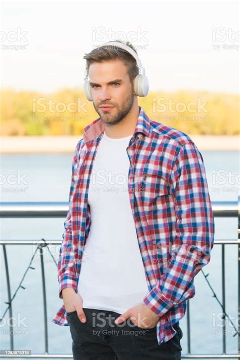 Pria Tampan Muda Dengan Kemeja Kotakkotak Memakai Headphone Modern