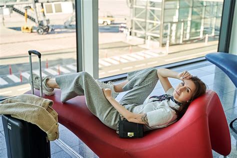 Estilo De Vida Dos Aeroportos Viajante Jovem Da Gen Z Sentado No