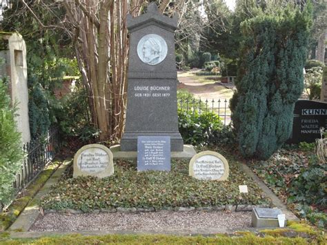 Grabstein ► grabsteinarten, kosten, gestaltungsmöglichkeiten und weitere informationen zum ein traditionelles grabmal auf einem friedhof ist der grabstein, der aufrecht am kopfende des grabes. Mathilde Büchner bekommt einen Grabstein! | Neues aus ...