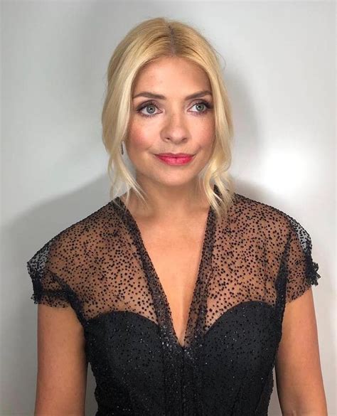 6 Products That Always Make Hollys Skin Look Amazing Holly Willoughby Style Holly Willoughby