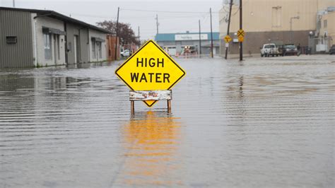 Green Bay Flooding Police Warn Of Road Closures