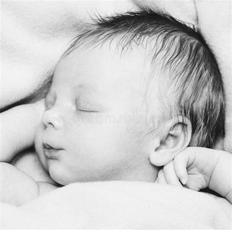 Bebé Recién Nacido Durmiente Imagen De Archivo Imagen De Familia