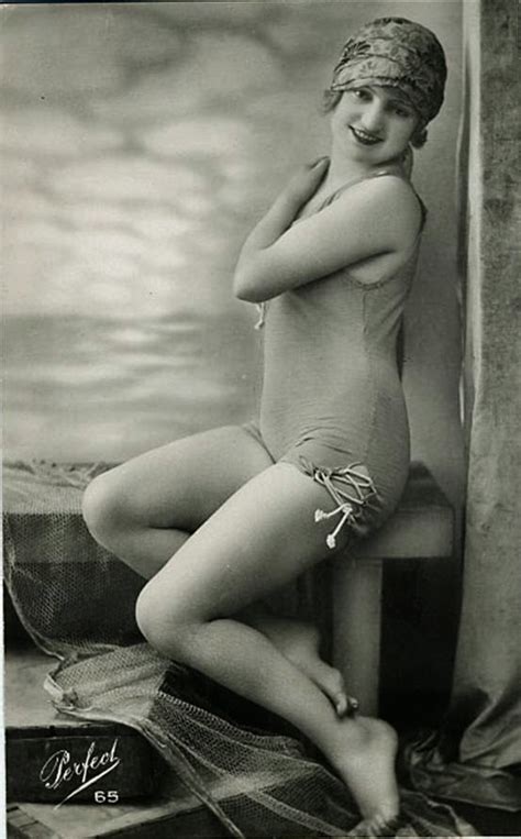 Stunning Vintage Photos Show Bathing Beauties From Between The S