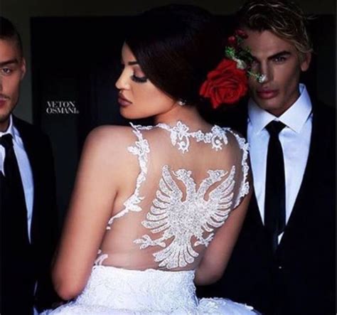 Traditionell darf der bräutigam die braut auch erst bei der heirat in diesem hochzeitskleid sehen. Pinterest : Princesh | Albanische hochzeit, Albanien ...