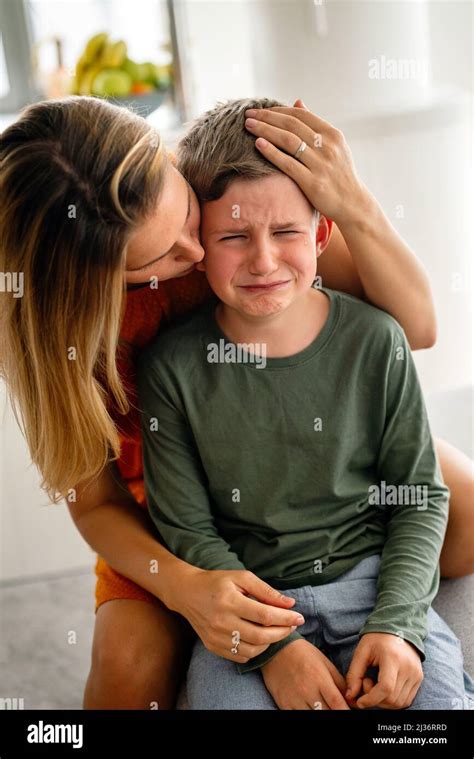 Retrato De La Madre Consolando A Su Triste Hijo Llorando Herido