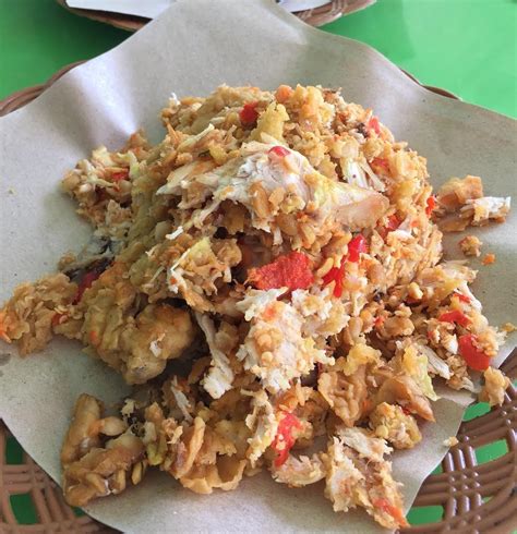 Ayam geprek, ayam goreng tepung yang digeprek lalu disajikan pakai sambal bawang. Resep Ayam Geprek Enak dan Mudah, Cuma 6 Langkah!