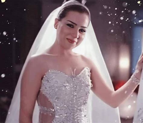 بالصور مي عز الدين تثير الجدل بفستان زفاف شوفي نيوز