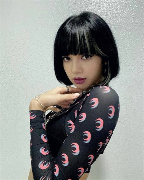 Share the best gifs now >>>. These 20+ Photos Of BLACKPINK Lisa's Short-Haired Visuals ...