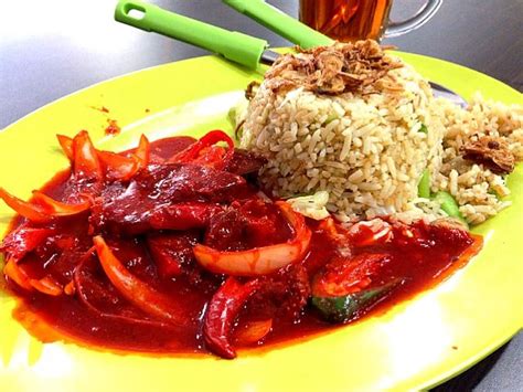 Resep nasi goreng spesial enak dilengkapi dengan tambahan bahan sayuran seperti wortel dan kacang polong, cara membuatnya mudah dan praktis. Nasi goreng daging merah | Rice dishes, Singapore food ...
