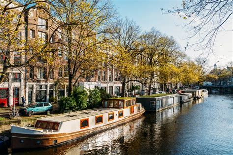 Mooie Architectuur Van Nederlandse Huizen En Woonboten Op Het Kanaal