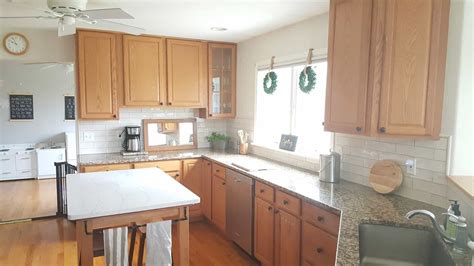 Honey oak kitchen cabinets are one of the most common kitchen cabinets you'll find in homes. Update a kitchen w/out Painting Oak Cabinets - Growit Buildit